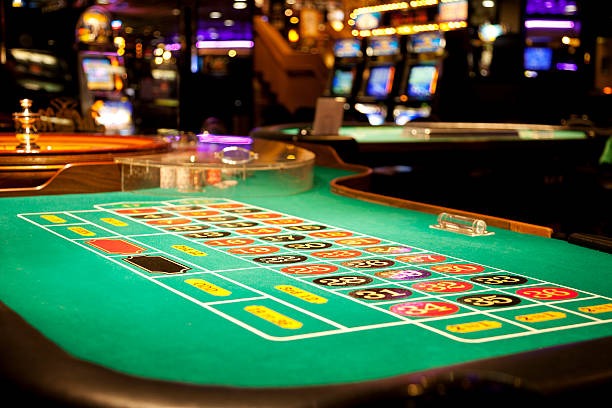Live Texas Poker table on skatwin slot with HD video stream, chip stacks, and dealer